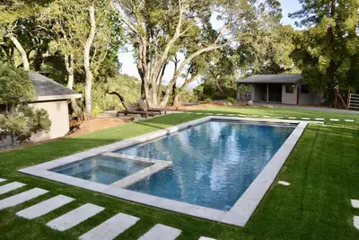 Image de Contemporary Sonoma Hillside Home- Gated, Heated Pool/Spa & Guest House
