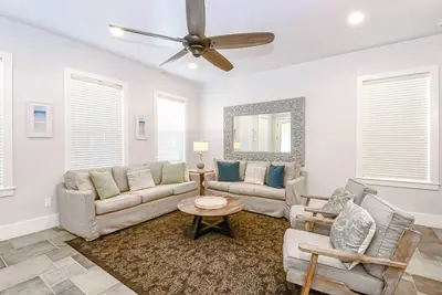 Image de Spacious Home w/ Lagoon Pool Views & Seasonal Beach Trolley in Destin! 🌴🌺🌊