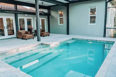 Image de Elegantly decorated home located on a quiet cul-de-sac w/200 feet of waterfront.