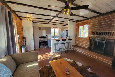 Image de Dogwood Flats - A cozy guest house in the oak trees!