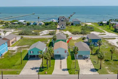 Image de Sandy Pants Beach House | Pet Friendly, Bay Views!