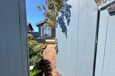 Image de Cliff Cottage - Unobstructed ocean, and beach views, short walk to the beach