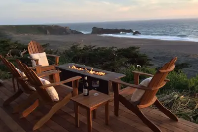 Image de Louw Tide - Modern home, ocean front, spanning views.