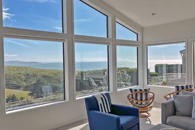 Image de Moonrise Kingdom - Light warm home, spanning views to the south & Tomales Pt.