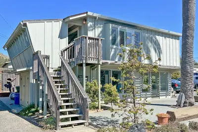 Image de Art Gallery - A quaint upstairs apartment in the town of Bodega Bay.