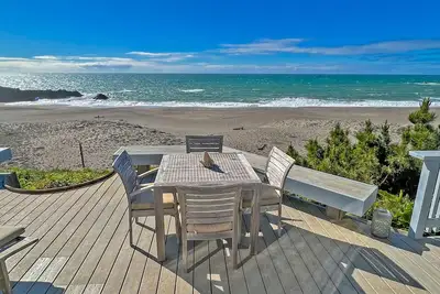 Image de Ocean Fall - Ocean front, private courtyard, deck with hot tub, amazing views
