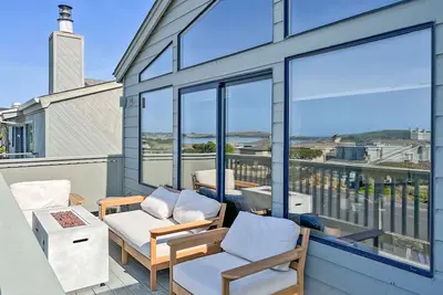 Image de Dragon's Nest - Newly remodeled Harbour home with great views.