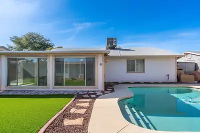 Image de Central Location | Pool | Newly Refurbished | 3 bd | Close To Airport