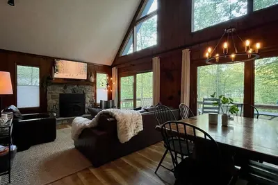 Image de PearTree Chalet, Lake, Hot Tub, Gas & Wood FirePits