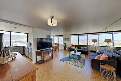 Image de Breathtaking Hawaiian Monarch 2-Bedroom Penthouse
