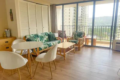 Image de Welcoming Waikiki Banyan 1-Bedroom | Private Lanai