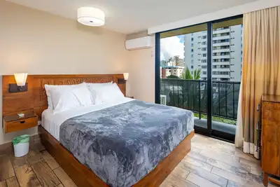 Image de Beautiful Bamboo Waikiki 1-Bedroom | Private Lanai | Pool