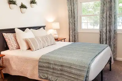 Image de Quiet Clean Cozy Whole Home Sleeps 8 ~ Walk to Water ~ Fast Wi-fi ~ Hike Nearby!