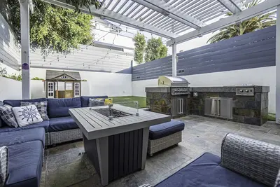 Image de Contemporary Single Family home 1 mile from the beach.