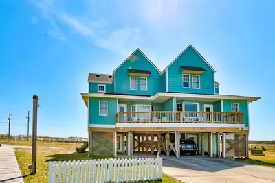 Gorgeous ocean-view townhouse with central Ac, private W/D, patio, & pool access