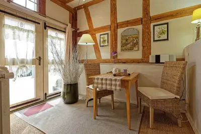 Image de Le Petit Ours*****, Sur une petite place médiévale, accès extérieur direct.