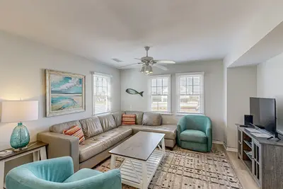 Dog-friendly townhouse w/shared pool, Ac, private W/D, WiFi - ocean view