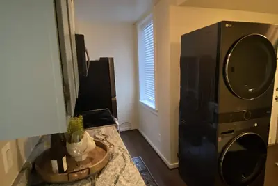 Image de Near everything Downtown! Spacious Renovated Apt -Historic District