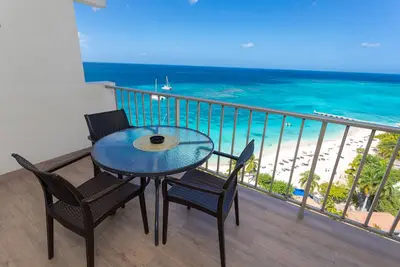 Image de Ocean View Penthouse on the Hip Strip Montego Bay
