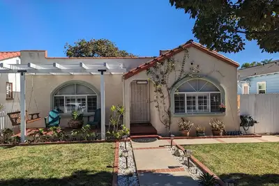 Image de Cozy Home Centrally Located in La's South Bay area