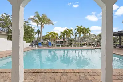 Image de Water's Edge Retreat with Pool, Hot Tub & Game Room. 3 minutes to the Beach!