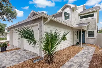 Image de This cozy cottage duplex is one street from the Ocean, and very near to Beach Access.