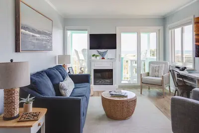Image de Oceanside Oasis- Oceanfront, Pool, Steps to beach access -sleeps 6