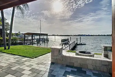Image de Magical Sunset waterfront view, renovated 3bd 2bth, 5 min walk from beach