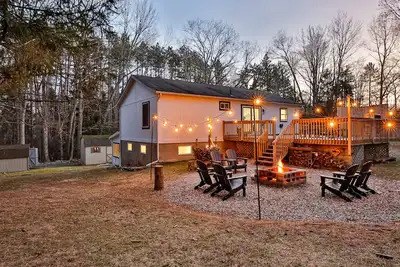Image de Newly Renovated getaway, w/firepit, close to Skiing, Hiking, Golfing