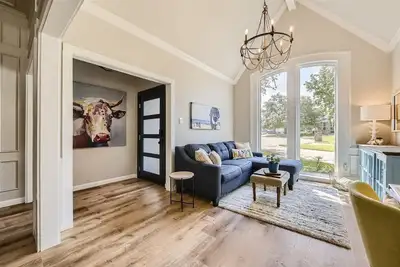 Image de Lively Interior Oasis w/ Big Yard- Fast- Wifi