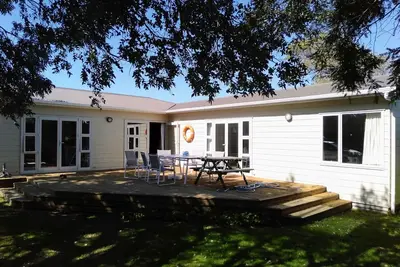 Image de Renovated oasis with large deck and leafy privacy