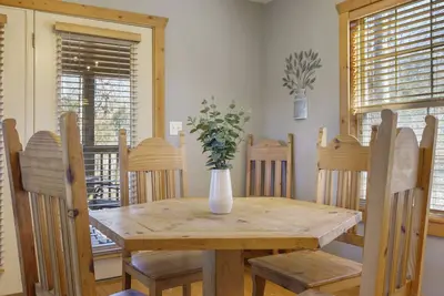 Image de Cozy Townhouse, Near Silver Dollar City, Screened Deck & Fireplace!