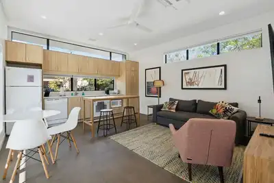 Modern 1-bedroom Apartment - 80 Walkscore!