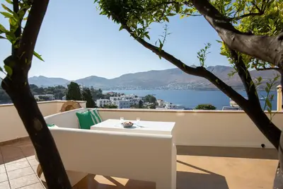 Image de Secret Heaven. Enjoy sun and magnificent view a few meters way from the Beach.