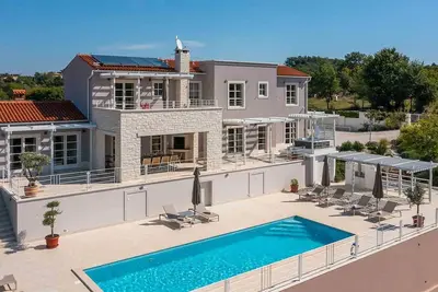 Image de Luxury villa with swimming pool