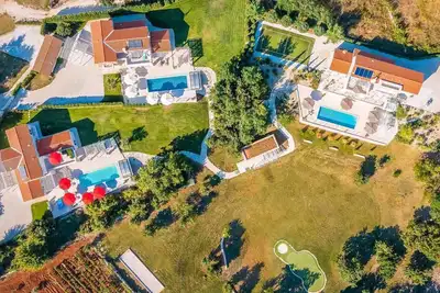 Image de Luxurious and spacious complex for large groups