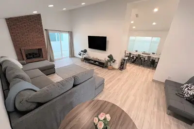Image de Spacious Cozy Modern New Built Family Home by Disneyland & Beaches