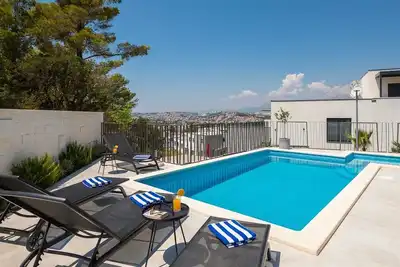 Image de Luxury multi-storey building with large outdoor pool in Podstrana
