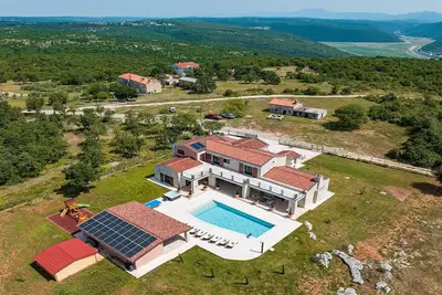 Image de Luxurious poolside villa on spacious estate