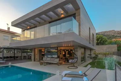 Image de Luxurious villa with sauna and game room
