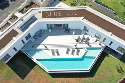 Image de Modern and luxurious villa with swimming pool