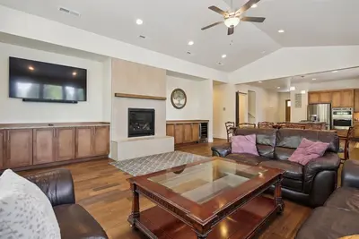 Image de Downey Hideaway - Newly built (2022) 5 Bedroom Home! Just minutes from Sunriver, Private hot tub, Foosball, Bbq, Light & Bright!
