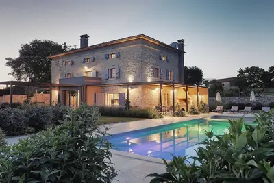 Image de Villa Pi, Tinjan