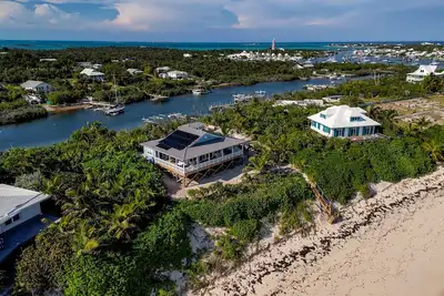 Image de Sea Loft: Unparalleled Oceanfront Serenity in a Newly Rebuilt Paradise