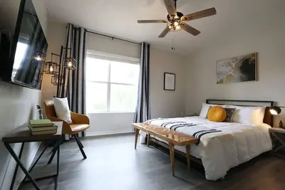 Image de Modern Industrial Suite ⚙️ Updated 2bd Condo