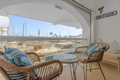 Image de Appartement de luxe au bord de l'eau avec piscine, terrasse et Wi-Fi