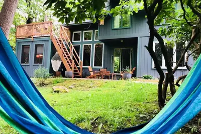 Image de Fully stocked creekside retreat with sauna and privacy