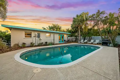 Image de Coastal home with private pool and sunroom