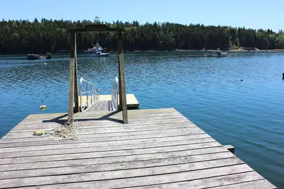 Image de Oceanfront cottage with dock and float on beautiful Quahog Bay