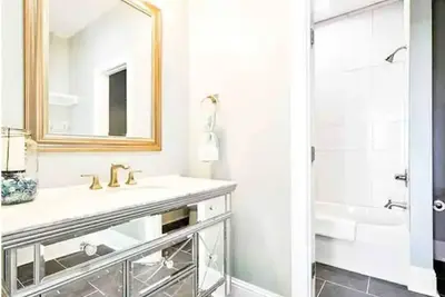 Image de New Modern House Near River & French Quarter